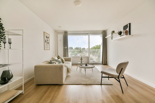 MODERN APPARTEMENT MET 3 SLAAPKAMERS EN RUIM BALKON IN AMSTERDAM NIEUW-WEST